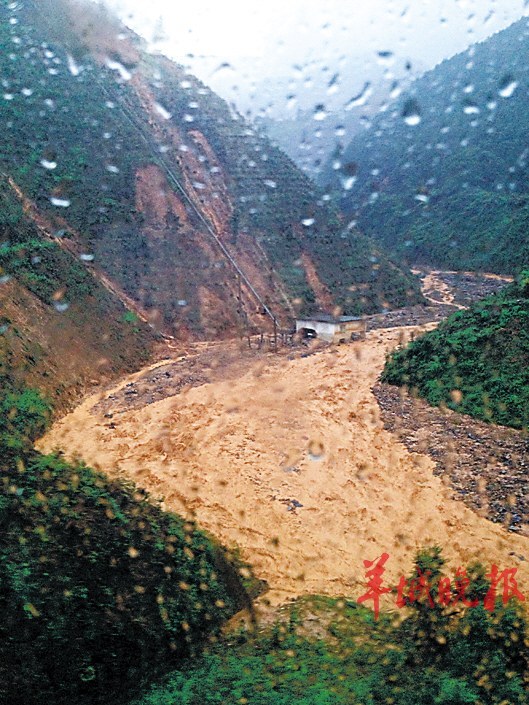 广州火车站所有列车停运 退票旅客今早雨中排