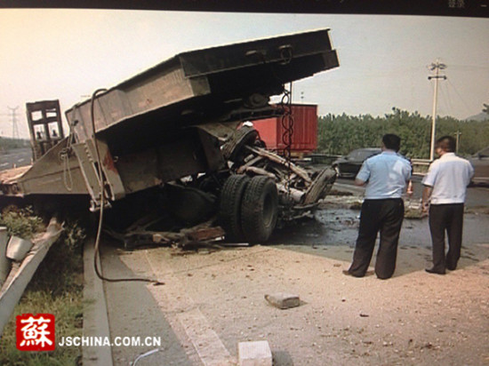 南京绕城高速发生车祸2死6伤因翻新轮胎爆炸所致