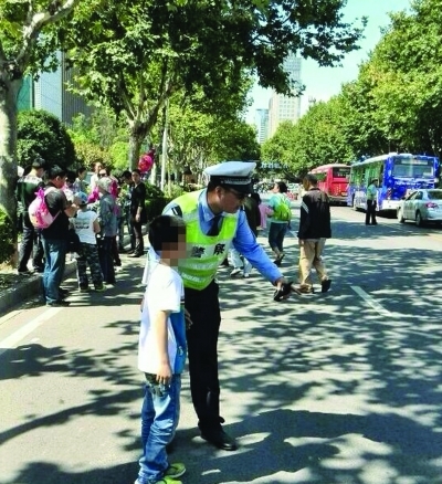 游客太多10岁娃走散交警快寻人全家团聚