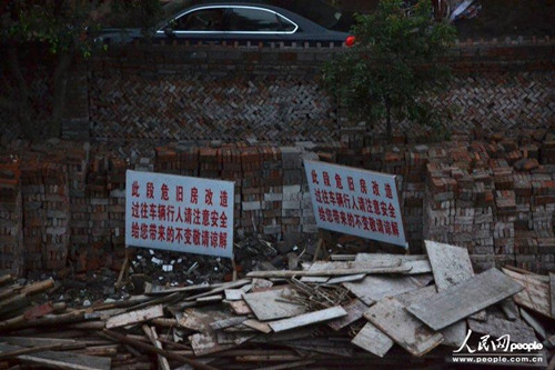 四川泸州学校围墙倒塌学生3死6伤（图）