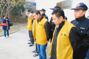 监控录像锁定<em>非主流</em> <em>发型男</em>_新浪新闻