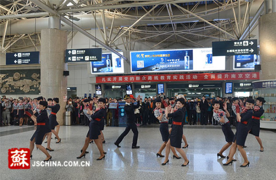 空姐空少动感起舞 东航快闪舞拉开春运序幕