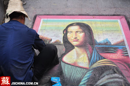 粉笔哥惊现南京 流浪艺人街头画蒙娜丽莎