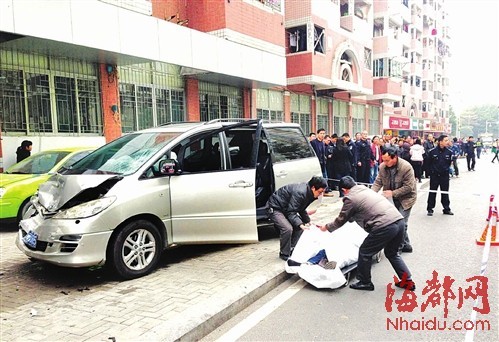 失控小车连撞两人驾驶员蹊跷死车内