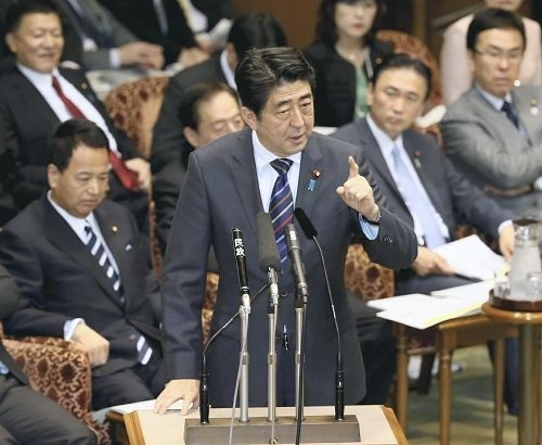 日本首相安倍晋三出席日本参议院预算委员会.