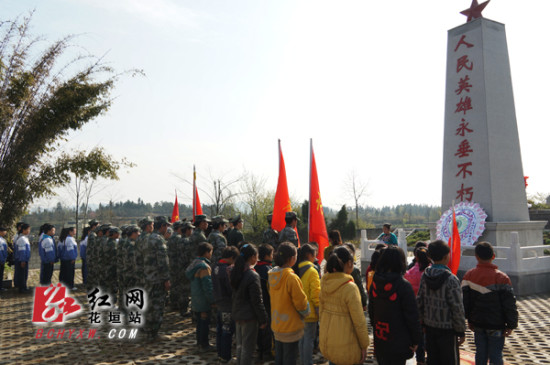 花垣"追寻先烈足迹弘扬爱国精神"祭扫活动(图)