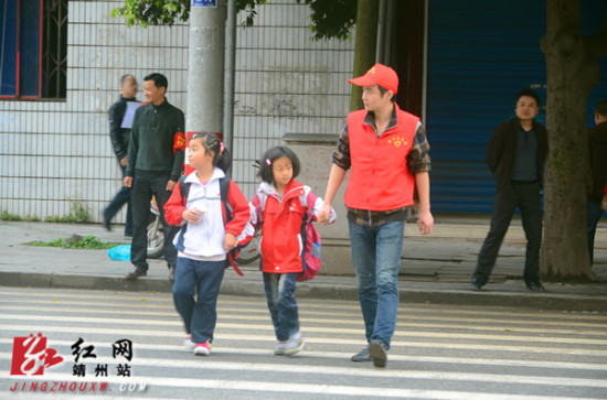靖州:千名志愿者街头劝导不文明行为(图)