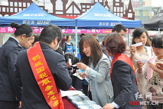 (过往行人踊跃参与税收知识有奖答题活动) 红网怀化4月16日讯(通讯员 肖典祖)2014年4月,是全国第23个税收宣传月。4月15日上午,湖南省怀化市鹤城区国税局首支学雷锋志愿者税宣队20余名队员,身着绿色税服、身披印有鹤城国税服务志愿者字样的红色授带,走上街头宣讲税收知识。 志愿者税宣队分别在步步高商业广场和鹤城区国税局办税服务大厅门前设置税收宣传咨询台,向过往行人宣讲最新税收政策,发放《税收优惠政策》、《发票知识》、《营业税改增值税主要内容》等宣传手册。同时,税宣队员们还在现场举办