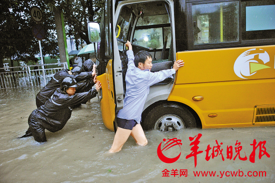 深圳遭遇6年来最强暴雨袭击 小车成片死火