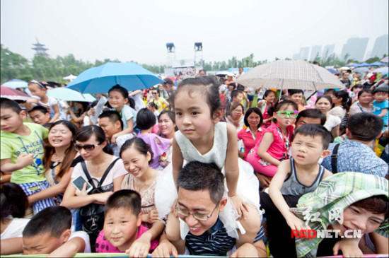 麦咭儿童音乐节开唱引万人狂欢 茜拉六一压轴