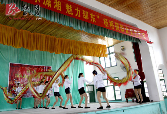 邵东县杨桥镇文艺汇演让群众享用文化大餐