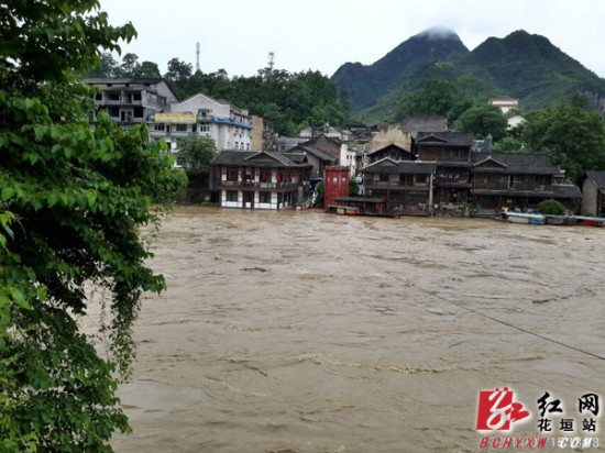 受连续降雨和上游贵州,重庆洪水影响,花垣县边城镇清水江水位猛涨