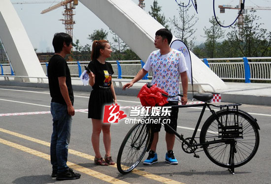 韩寒洋湖湿地拍公路片 御用座驾四天运抵长沙