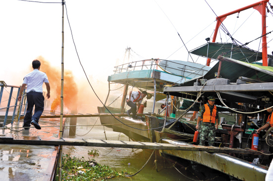 中山大冲口渔港消防安全演练 渔港着火80余人