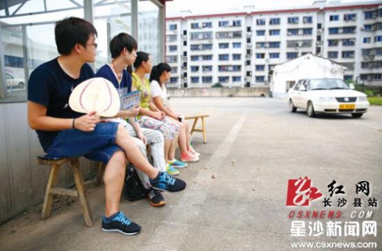 暑假学生学车积极性高:气温上40℃也要把驾照