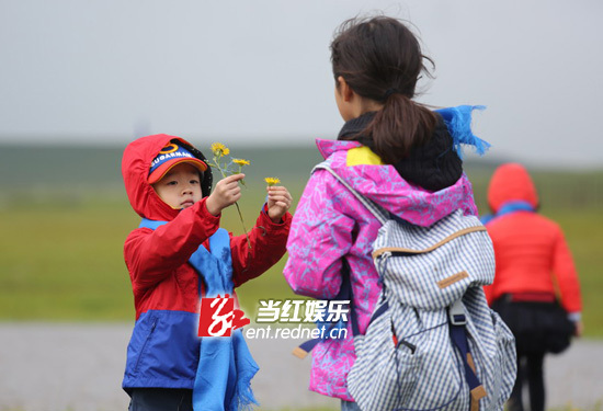 Grace草原站变多情妹 搭牧民男孩羞看天天_新