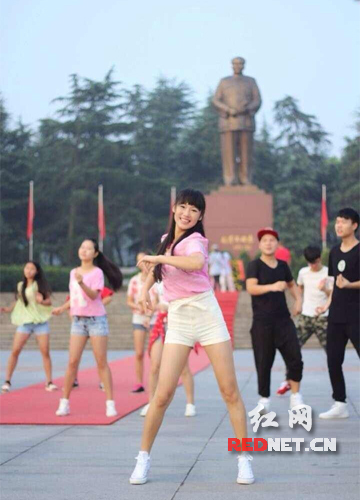 韶山千人齐跳“小苹果” 红色文化与时尚文化激情碰撞(图)
