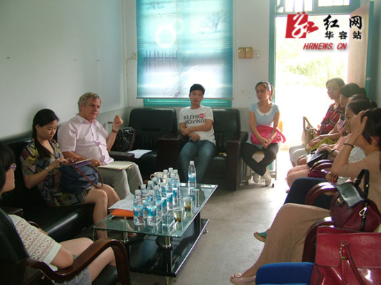 国驻华大使馆官员到华容县指导英语教师培训工