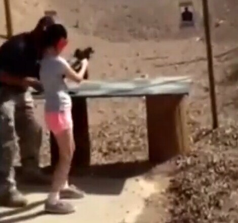 9岁女童练枪误杀教练视频曝光 冲锋枪多枪爆头网友惊呆