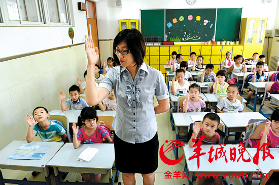 七成班主任是女教师月津贴仅不到500元