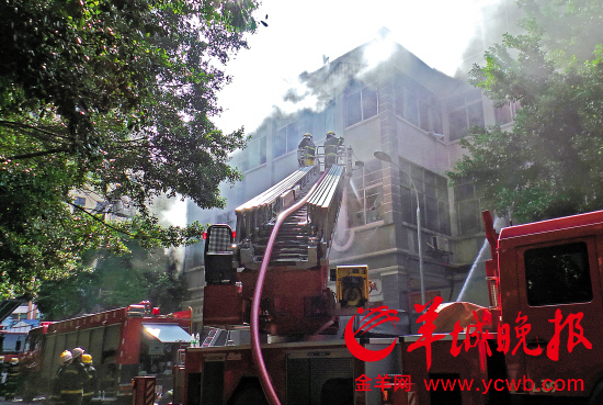 广州一德路中港城今晨突发火灾 旁边一小学暂时停课