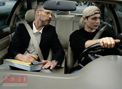 美查获中国制假驾照 港媒:高科技制作几可乱真