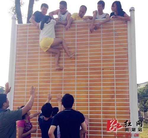 湘潭市雨湖区团委组织30名团干部参加户外素