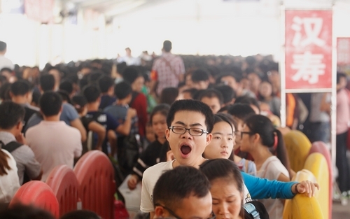 长沙汽车西站国庆首日曾一度滞留旅客2万人