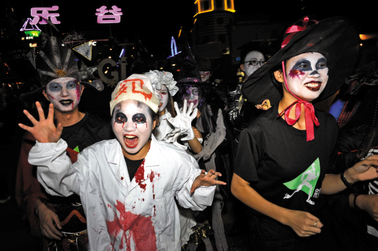 迎万圣节扮鬼夜跑 给晚上出来散步市民带来惊奇刺激