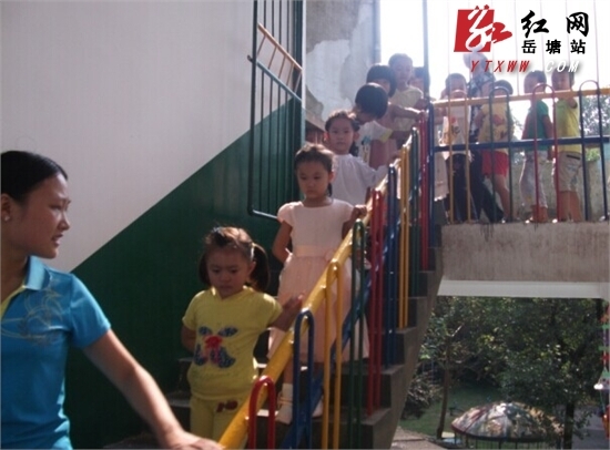湘潭江滨幼儿园开展防踩踏安全演练