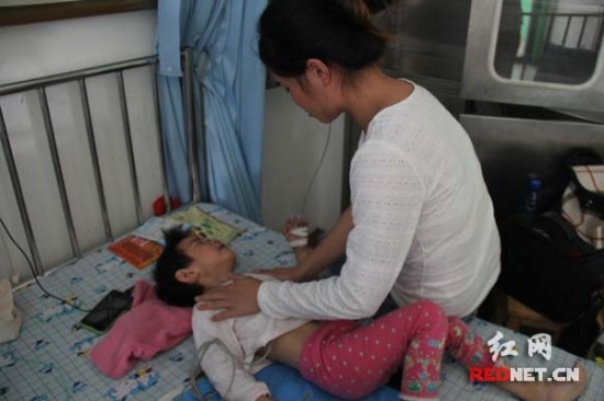 三岁女童患良性瘤已动8次手术 无钱只能坚持几