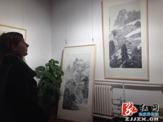 苗族画家石志文在京办画展推介张家界美景