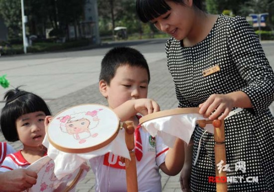 开福区启动全民终身学习活动周 5岁娃娃学绣花