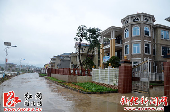 新化县委书记胡忠威现场办公指导新农村建设