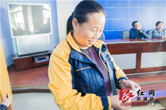 一次幸福的抓阄辰溪31户老弱病残困难户喜领