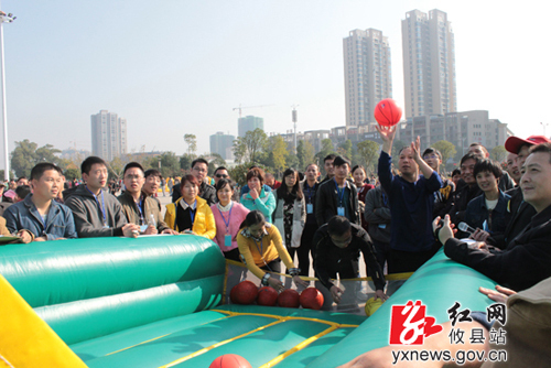 攸县首届大众体育运动会举行趣味体育比赛