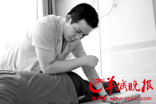 盲人有爱靠双手按摩挣钱 帮助供养45名孤寡老