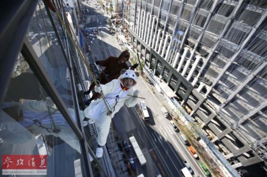 日本午马未羊齐擦窗 传递新年接力棒_新浪新