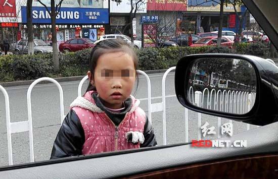长沙市开福区政协委员建议：惩治车道上乞讨和发广告现象