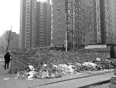 丰禾路蔚蓝花城七色镇垃圾一个多月无人清理(