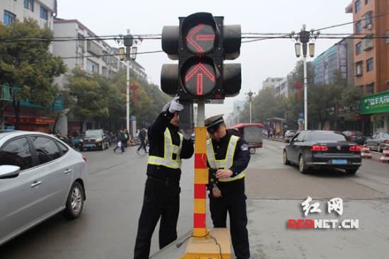 (临时红绿灯(民警查处违停车辆现场)红网长沙2月16日讯(通讯员 蔡勇)