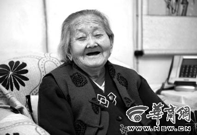 西安有一位爱画画的百岁奶奶(图)