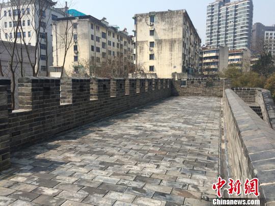 浙江金华明清古城墙修复后开放市民凭栏悄闻江水声