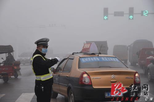 津市交警全警动员应对大雾天气