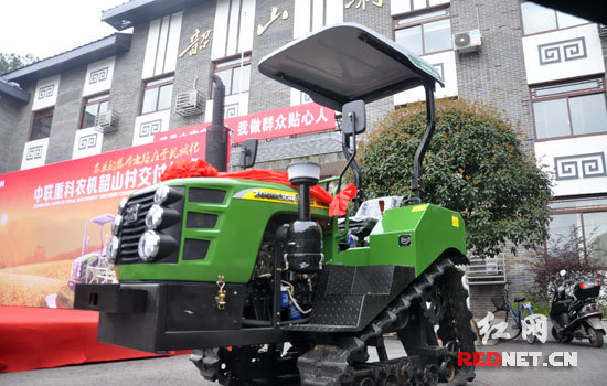 中联重科向韶山村交付两台新型农机(图)