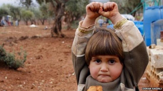 叙利亚4岁孩子误把相机当武器 跪下举手投降(