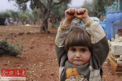 叙利亚4岁女孩误把相机当武器 跪下举手投降|相