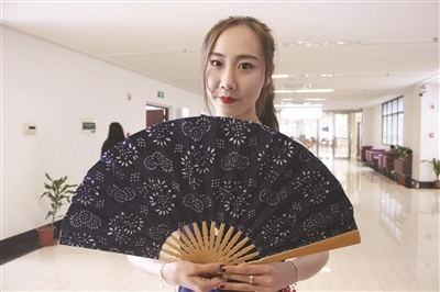 金陵折扇遇上南通蓝印花布_新浪新闻