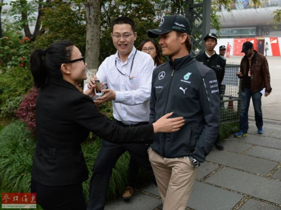 F1车手开香槟喷中国礼仪小姐 德媒:引性暗示争