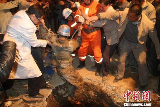 甘肃临洮地震导致岷县深井塌方 消防官兵紧急
